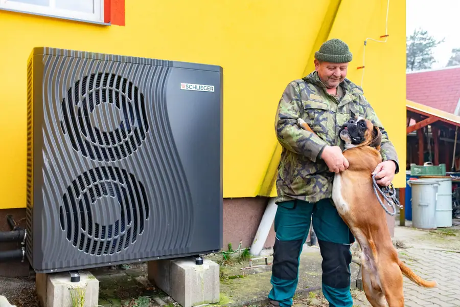 Zákazník se psem u tepelného čerpadla Schlieger