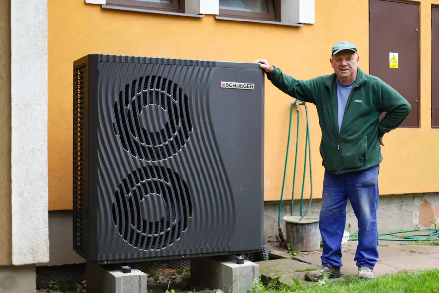 Zákazník u tepelného čerpadla Schlieger u svého domu