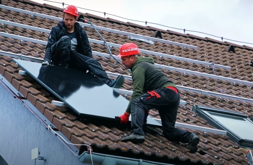 Připevnění fotovoltaických panelů na střechu