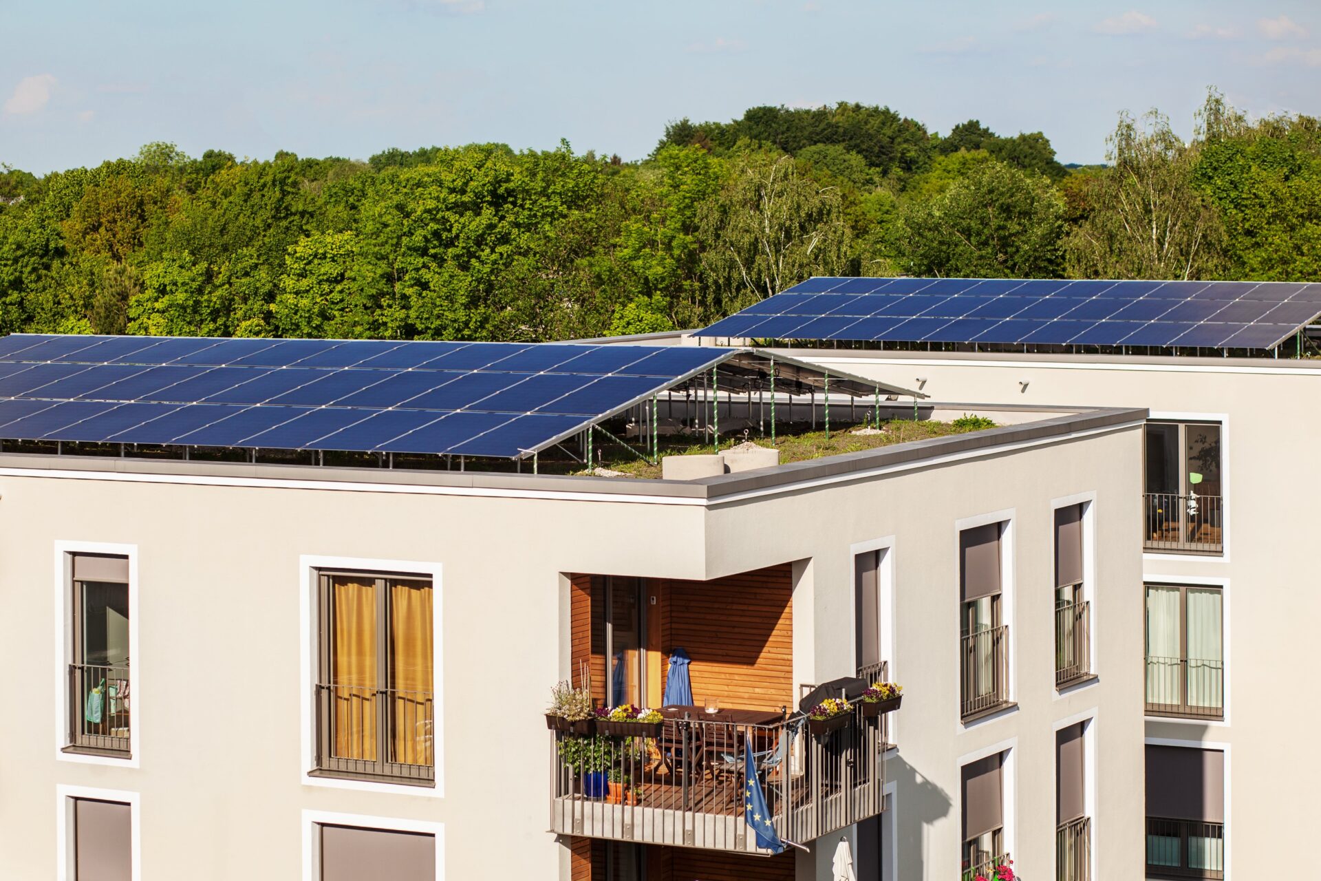 Proč si pořídit fotovoltaiku pro bytové domy a SVJ