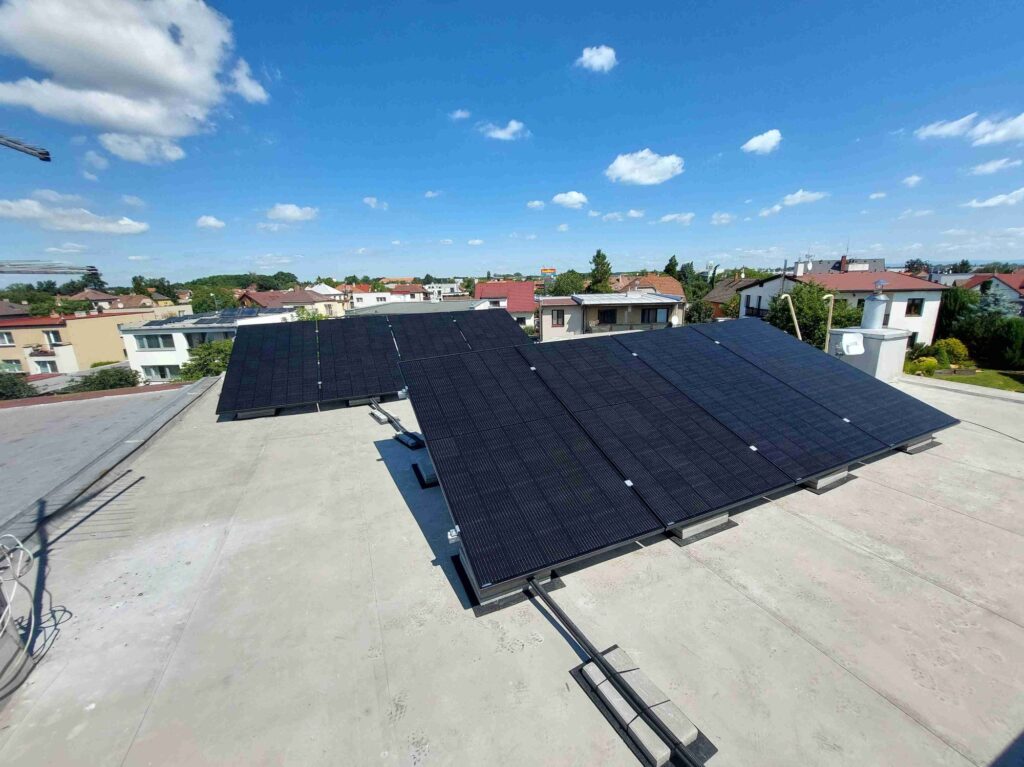 Instalace panelů na plochou střechu