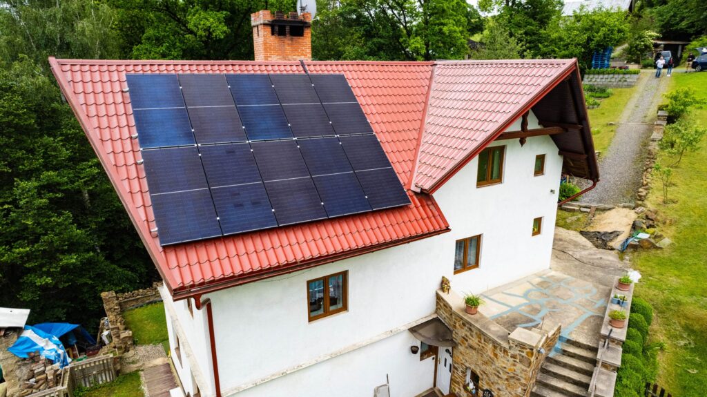 Jak probíhá montáž fotovoltaických panelů na střechu