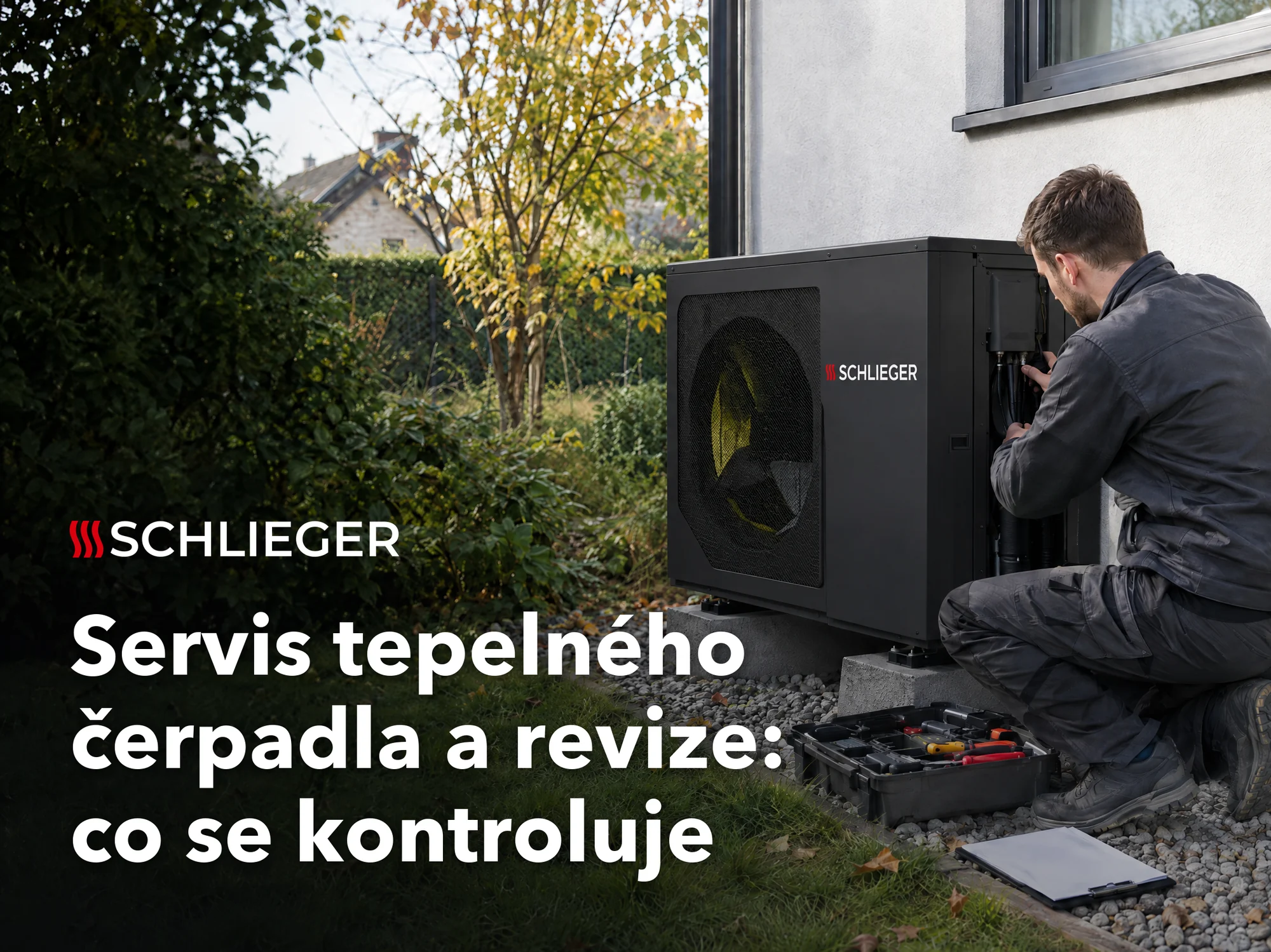 Servisní technik kontroluje venkovní jednotku – servis tepelného čerpadla před topnou sezónou